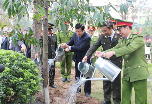 Chủ tịch nước Trương Tấn Sang và lãnh đạo Bộ Công an, Học viện CSND trồng cây lưu niệm trong khuôn viên nhà trường.